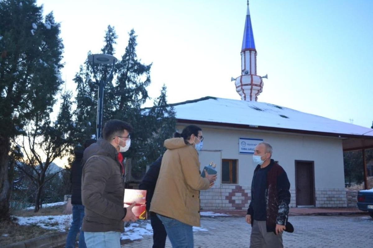 Gen&ccedil;lerden camilere dezenfektan desteği