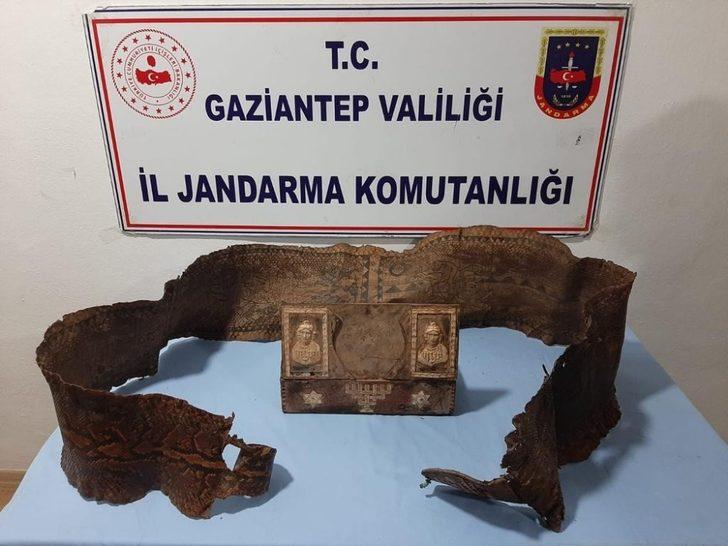Gaziantep’te İbranice yazıların bulunduğu piton derisi ele geçirildi G3