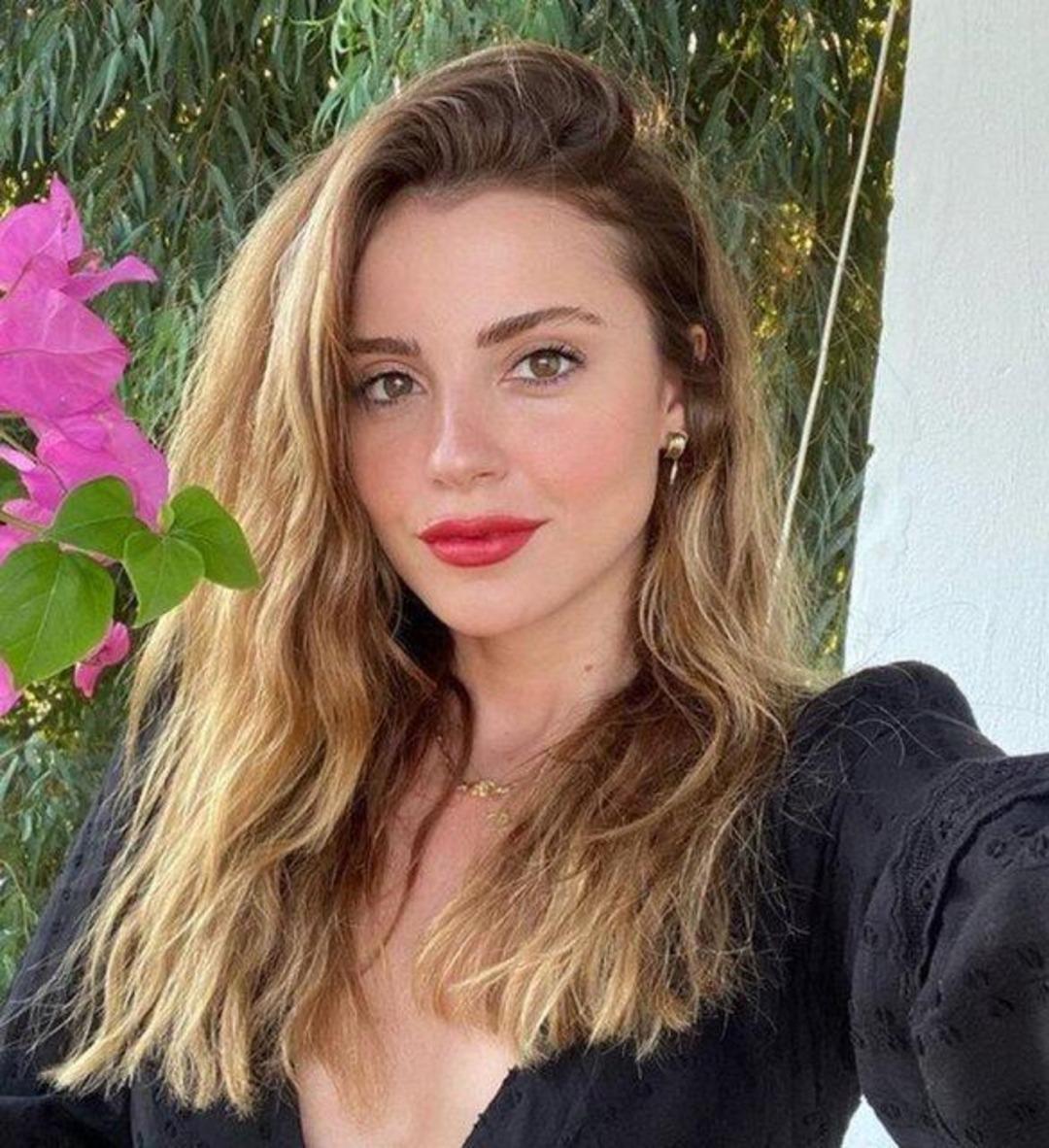 'Hi&ccedil; estetiğim yok' diyen Ezgi Ey&uuml;boğlu'nun eski fotoğrafları olay oldu  