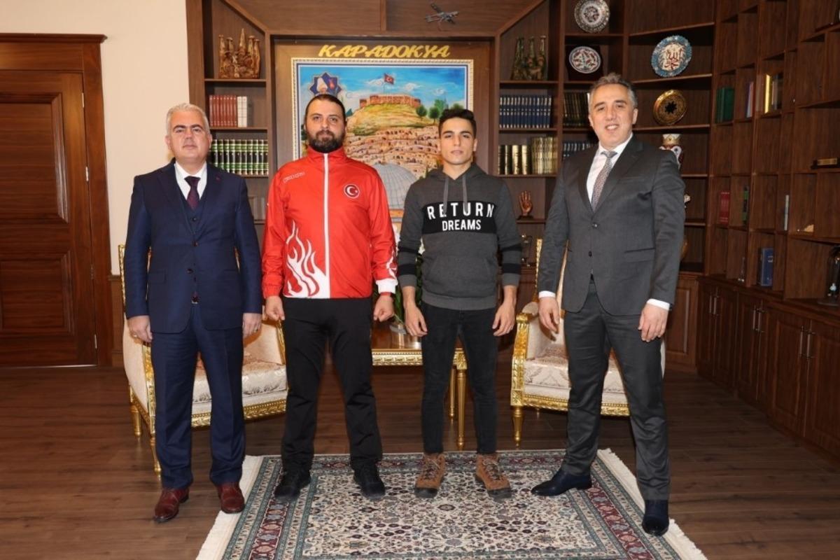 Belediye Başkanı Savran, sporcular &Ccedil;etinkaya ve Ekmek&rsquo;e başarılar diledi