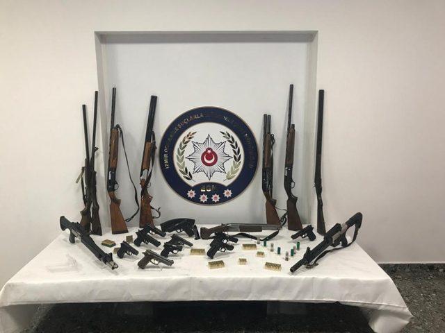 İzmir merkezli silah kaçakçılığı yapan suç örgütüne operasyon: 9 kişi tutuklandı 1