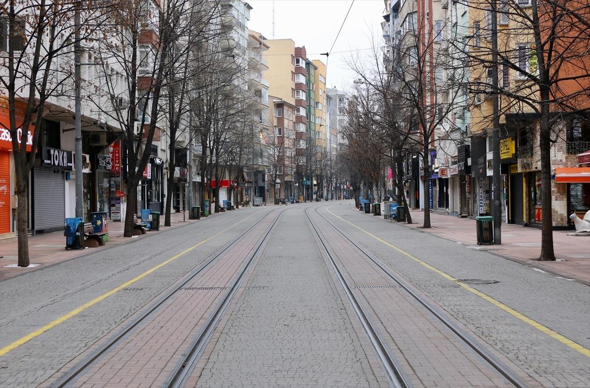 Bursa ve &ccedil;evresinde sokağa &ccedil;ıkma kısıtlamasına riayet ediliyor