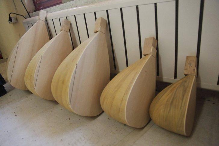 Halk Müziği sanatçısı bağlama yapım atölyesi açtı G3