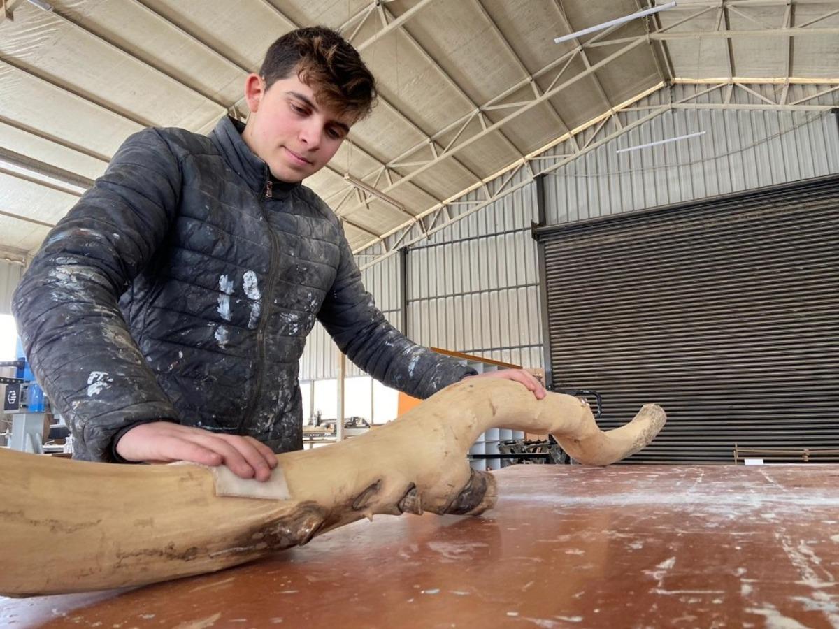 Bu masa ve lambaderler y&uuml;zde 100 doğal ahşaptan &uuml;retiliyor