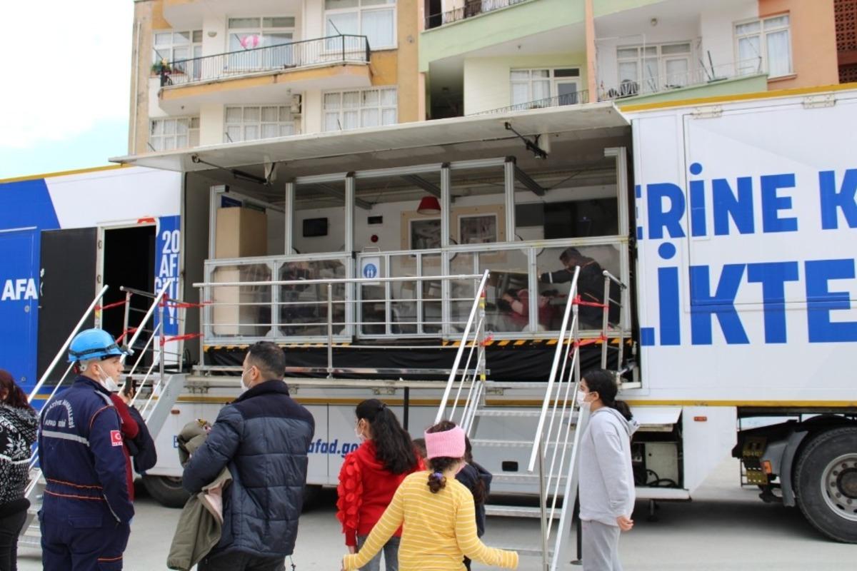 Mersin&rsquo;de &ccedil;ocuklara deprem sim&uuml;lasyon tırında deprem eğitimi