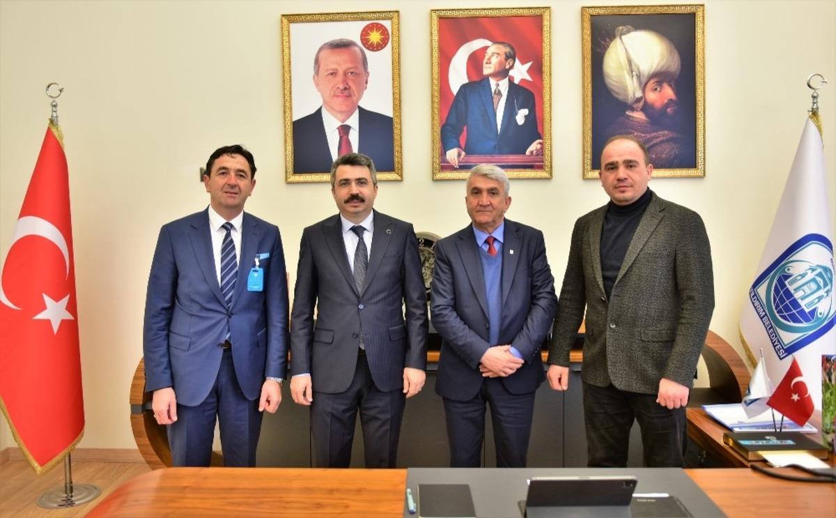 Komşudan uyumayan k&uuml;t&uuml;phaneye ziyaret