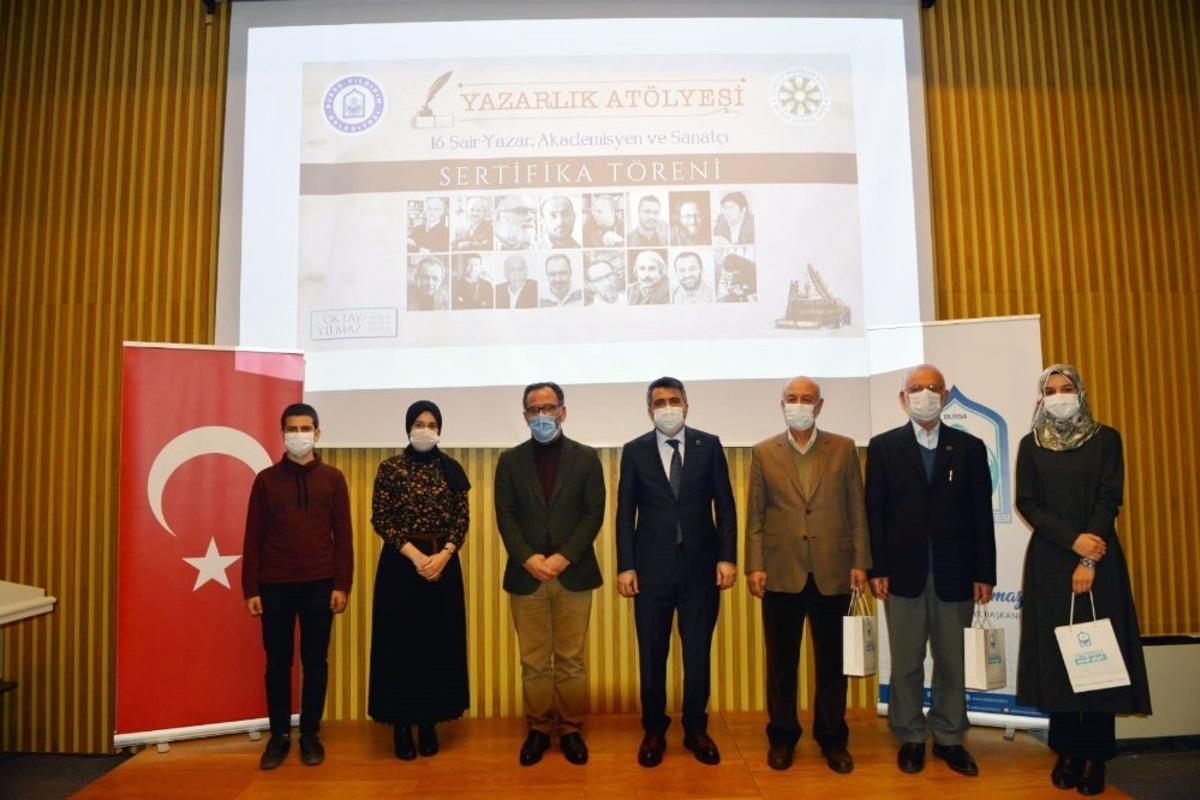 Yazarlık at&ouml;lyesi mezunları sertifikalarını aldı