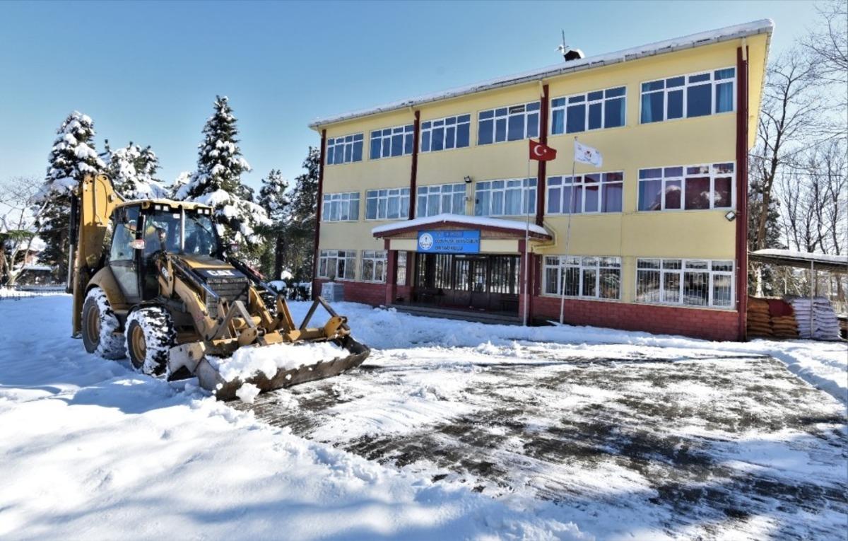 Altınordu&rsquo;da okul bah&ccedil;eleri kardan temizlendi