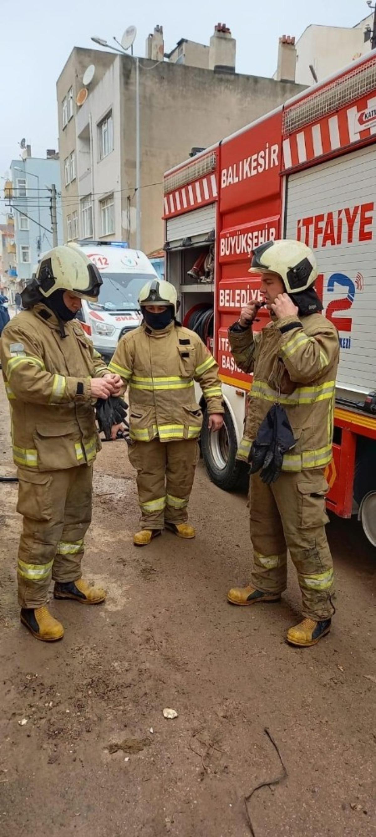 Evde &ccedil;ıkan yangında bir kişi hastaneye kaldırıldı
