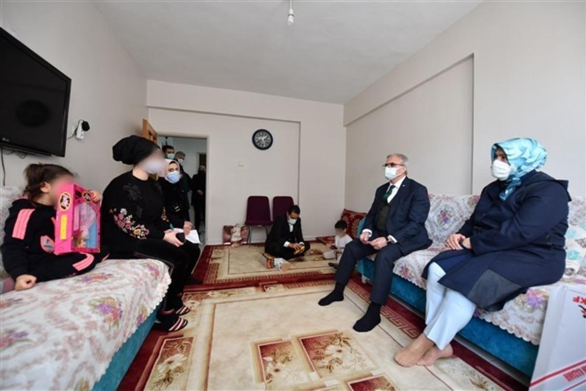 Vali M&uuml;nir Karaloğlu, eşi ile birlikte yetim &ccedil;ocukları ziyaret etti