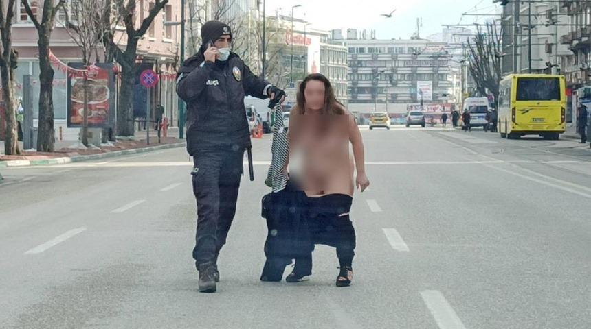 Şoke eden görüntü! Bir anda soyunup çıplak halde polislere doğru koştu