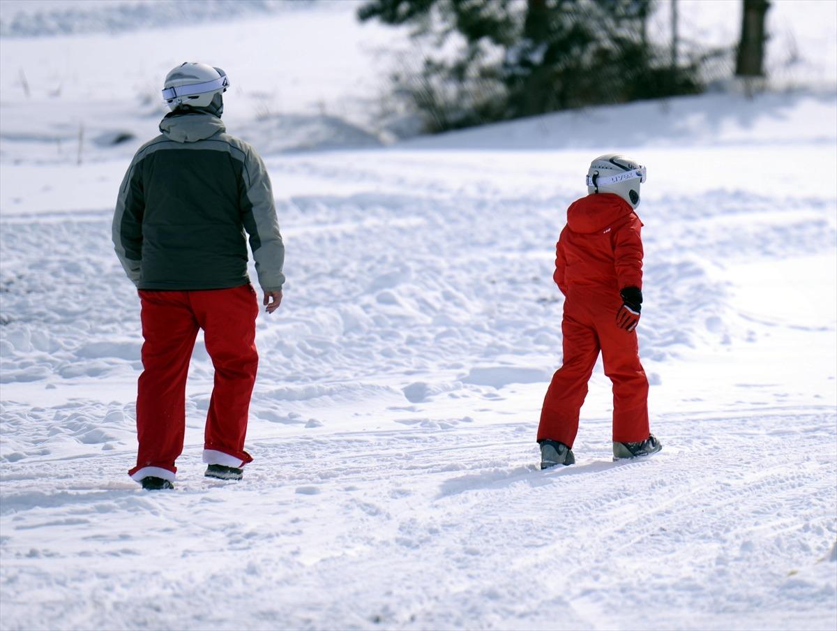Kısıtlamadan muaf tutulan turistler Yalnız&ccedil;am'da kayak yapmanın keyfini yaşadı