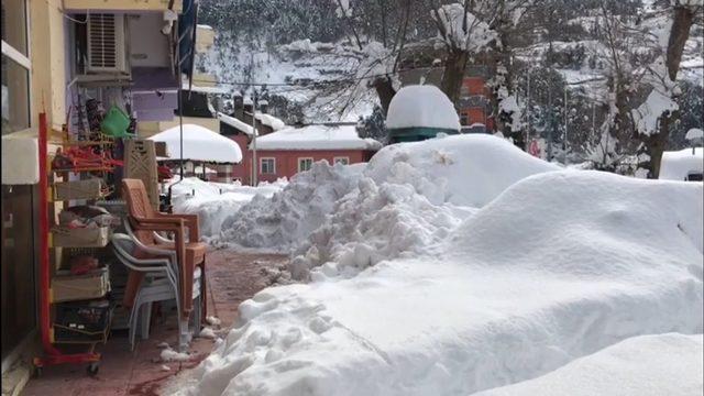 Kar ilçede çatıları çökertti