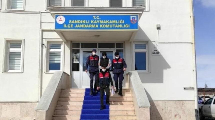 JASAT m&uuml;şteri gibi girdiği d&uuml;kkanda 13 ayrı su&ccedil;tan aranan şahsı yakaladı