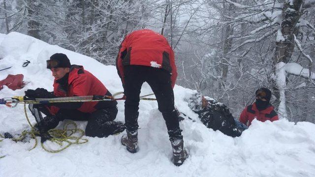 Kayak yaparken 20 metre yükseklikten düşen turisti JAK timleri kurtardı