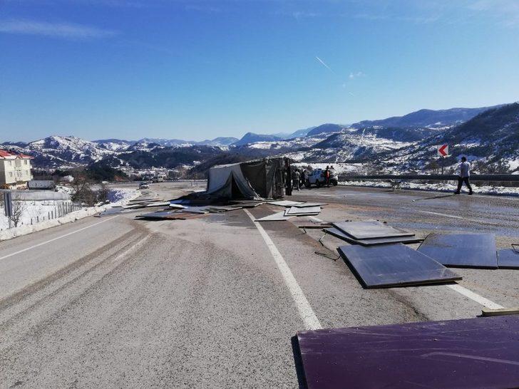 Bartın’da freni patlayan MDF yüklü kamyon devrildi G1