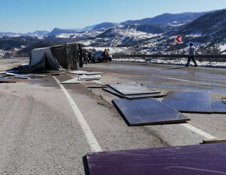 Bartın’da freni patlayan MDF yüklü kamyon devrildi G2