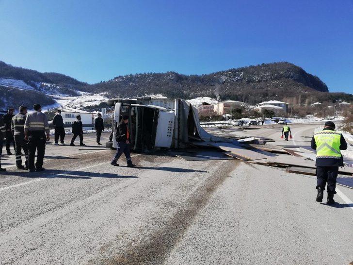 Bartın’da freni patlayan MDF yüklü kamyon devrildi G3