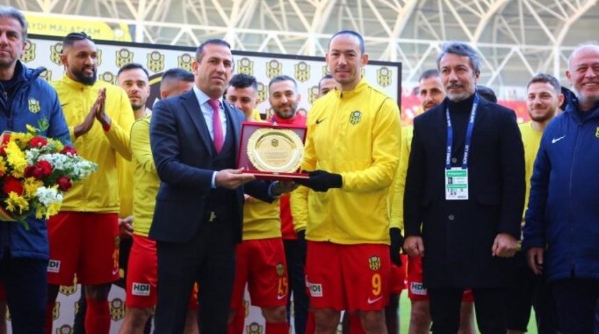 Umut Bulut, Süper Lig'de 504. maçına çıkarak tarihe geçti