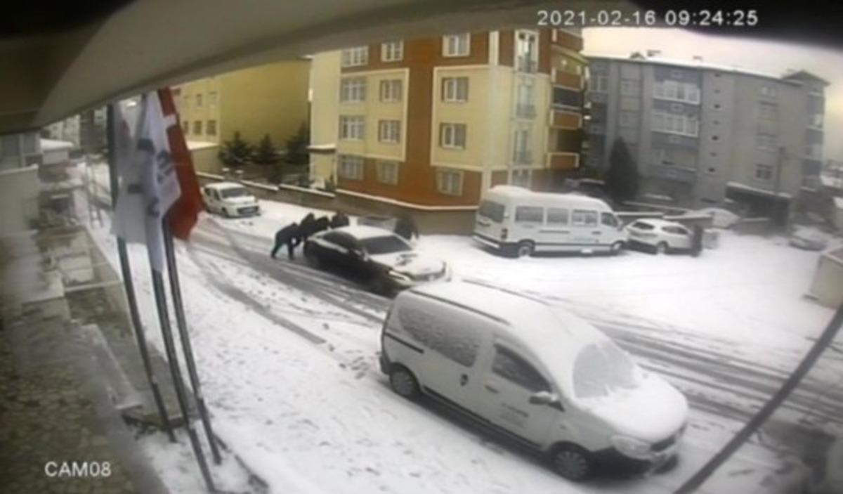 Kartal&rsquo;da park halindeyken kayan l&uuml;ks  otomobili durdurmak i&ccedil;in mahalleli seferber oldu