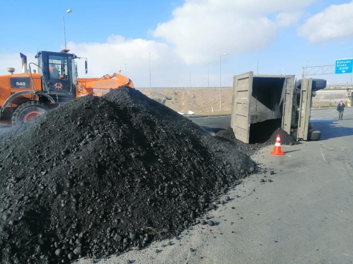 Kayseri&rsquo;de k&ouml;m&uuml;r tozu y&uuml;kl&uuml; tır devrildi, yol ulaşıma kapandı