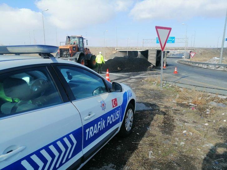 Kayseri’de kömür tozu yüklü tır devrildi, yol ulaşıma kapandı G3