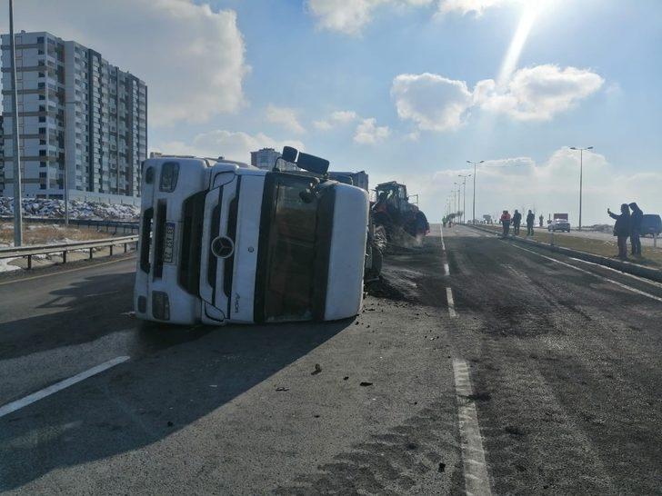 Kayseri’de kömür tozu yüklü tır devrildi, yol ulaşıma kapandı G4