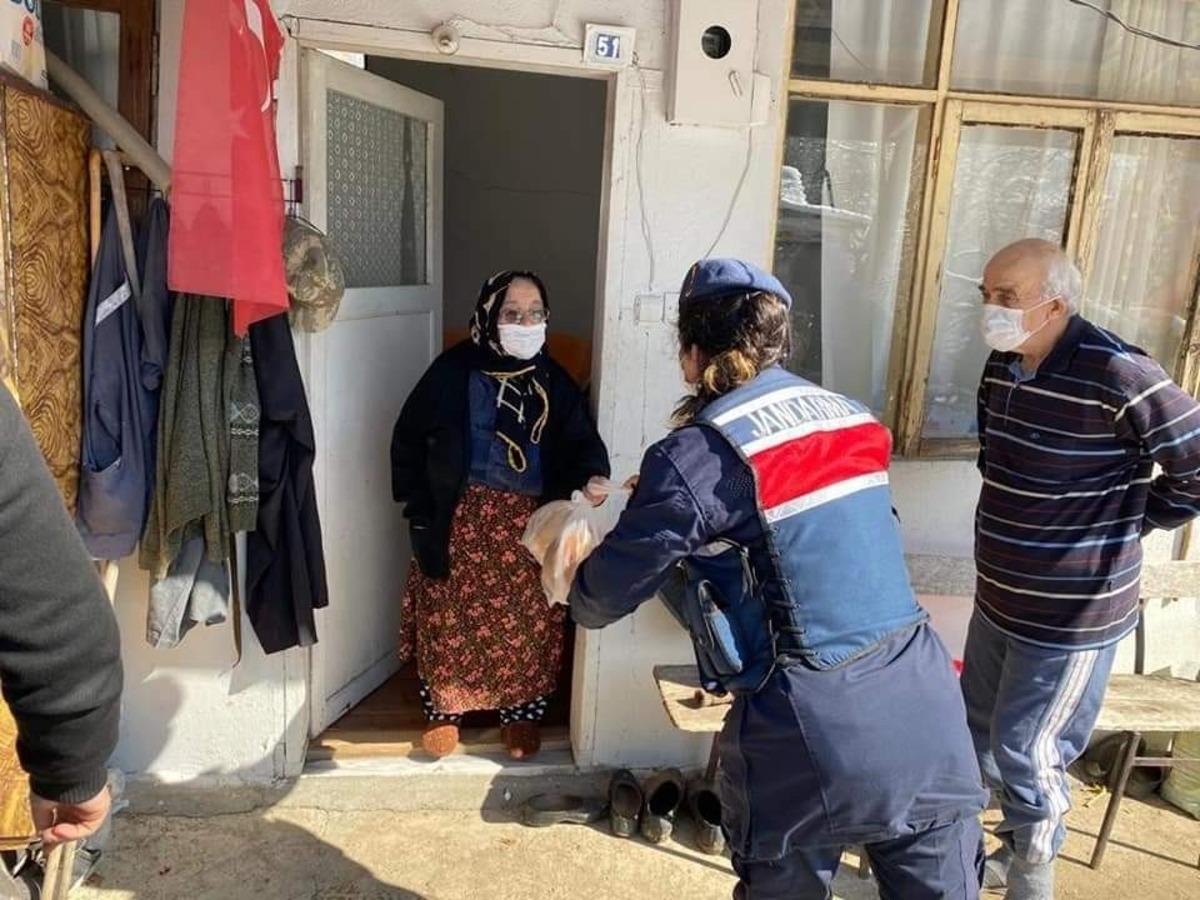 Yaşlıların ihtiya&ccedil;larını jandarma karşılıyor