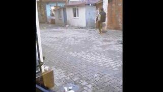 Akım yüklü tele canını hiçe sayıp tekme attı