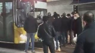 Sultangazi'de gerginlik! İETT otobüsünün önünü kestiler