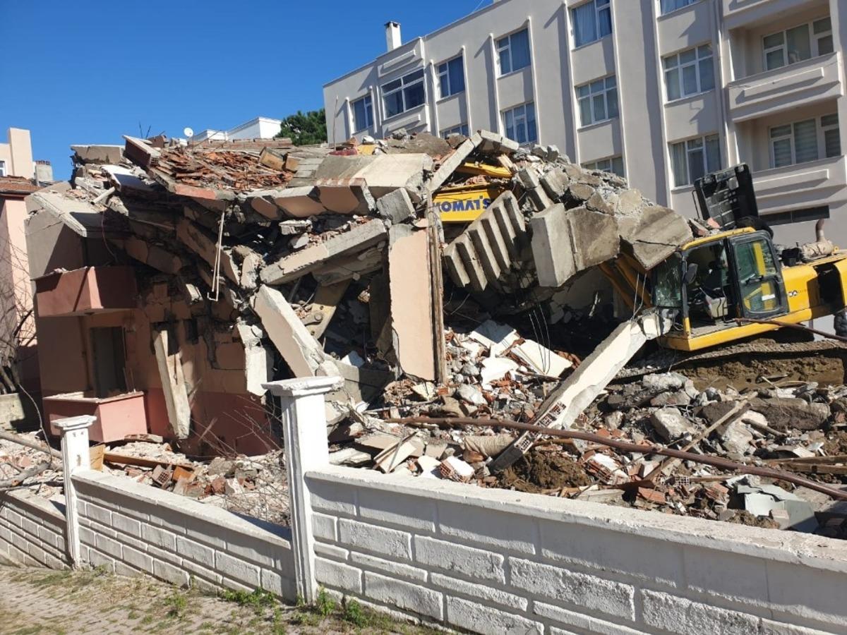 İş makinası ve operat&ouml;r inşaatın altında kaldı