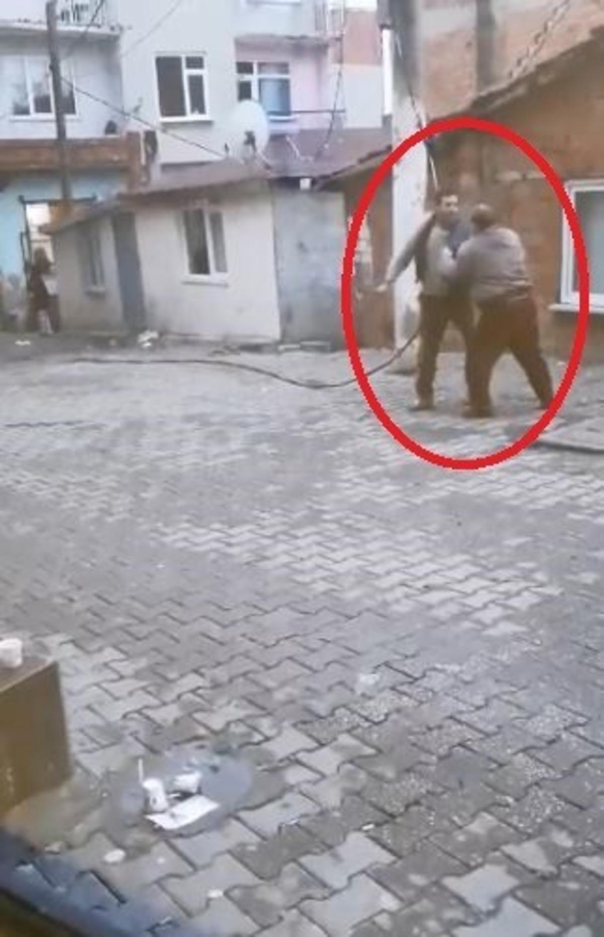 Canını hi&ccedil;e sayıp patlayan akım tellerine tekme attı