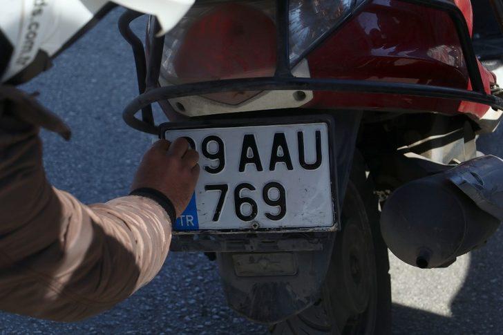 Trafik timleri kuryelerin kirlenen plakalarını mendille temizletti G2