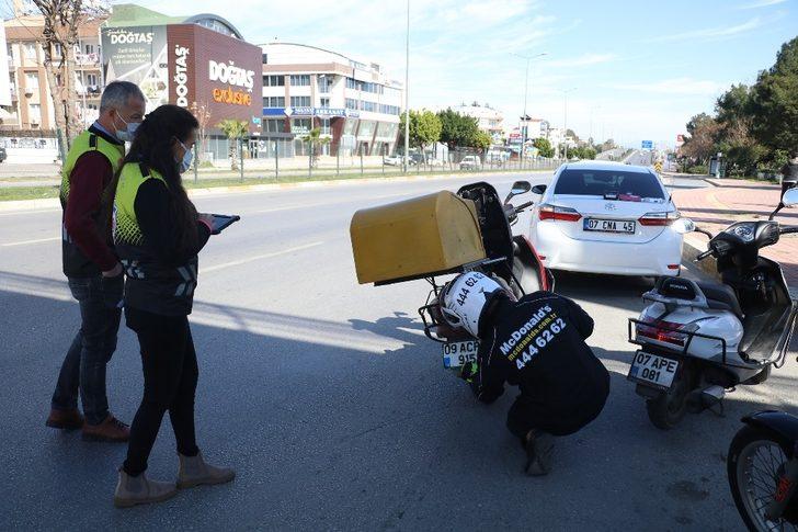 Trafik timleri kuryelerin kirlenen plakalarını mendille temizletti G3
