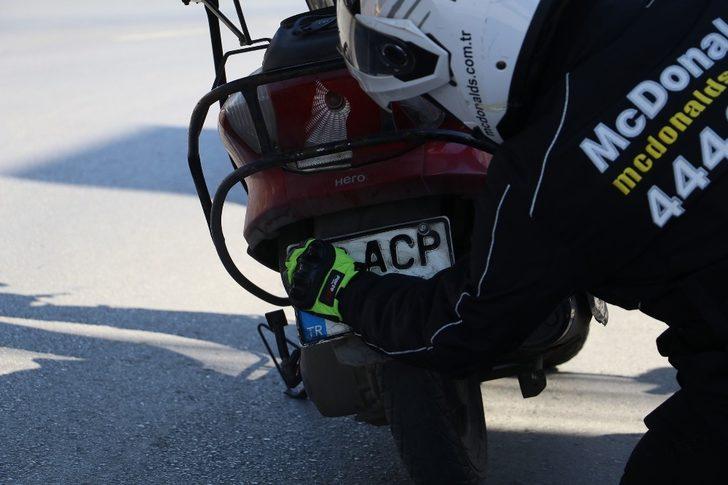 Trafik timleri kuryelerin kirlenen plakalarını mendille temizletti G4