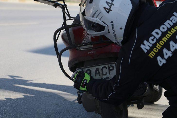 Trafik timleri kuryelerin kirlenen plakalarını mendille temizletti G5