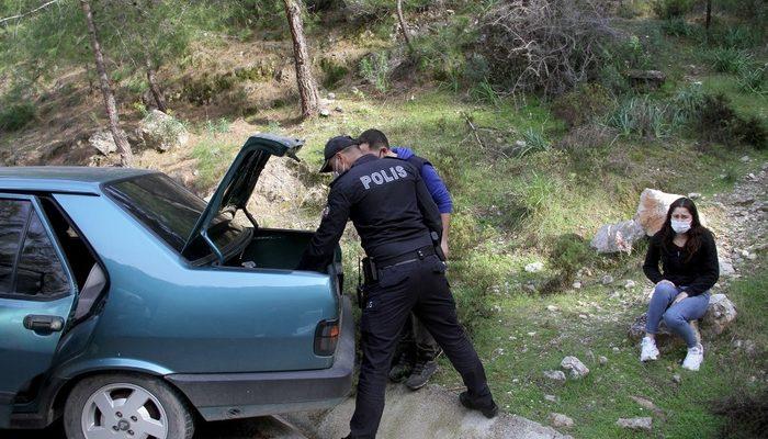 Polisi görünce, kız arkadaşını araçta bırakıp dağa kaçtı
