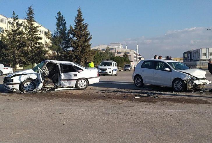 Gaziantep’te iki araç kafa kafaya çarpıştı: 1 ölü, 4 yaralı G3