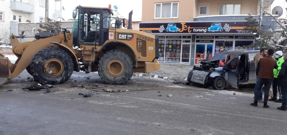 Hafif ticari ara&ccedil;, kar temizliği yapan iş makinesine &ccedil;arptı: 1 &ouml;l&uuml;