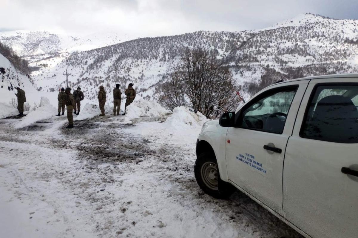 Siirt&rsquo;te yola &ccedil;ığ d&uuml;şt&uuml;, mahsur kalan k&ouml;y korucuları kurtarıldı