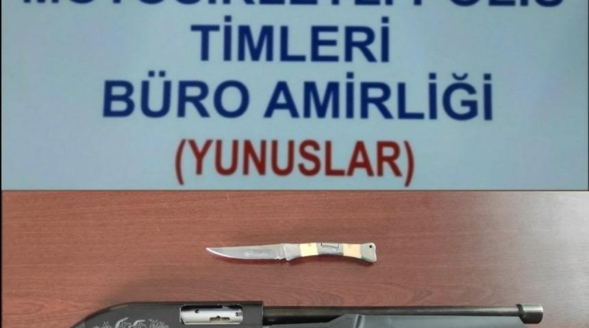 K&uuml;tahya&rsquo;da ruhsatsız pompalı t&uuml;fek ve kesici alet ele ge&ccedil;irildi