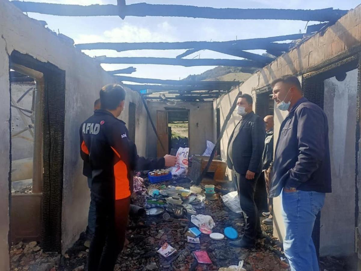 Bucak&rsquo;da &ccedil;ıkan yangında ev kullanılamaz hale geldi