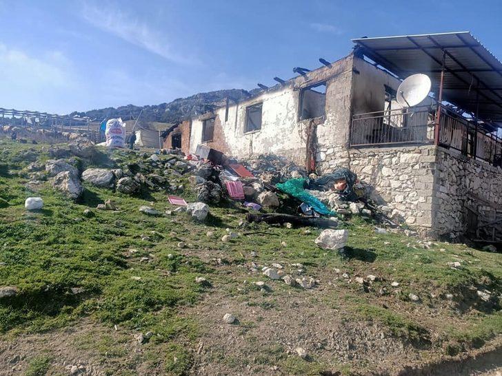 Bucak’da çıkan yangında ev kullanılamaz hale geldi G3