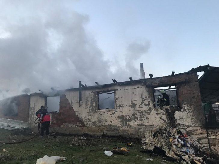 Bucak’da çıkan yangında ev kullanılamaz hale geldi G5