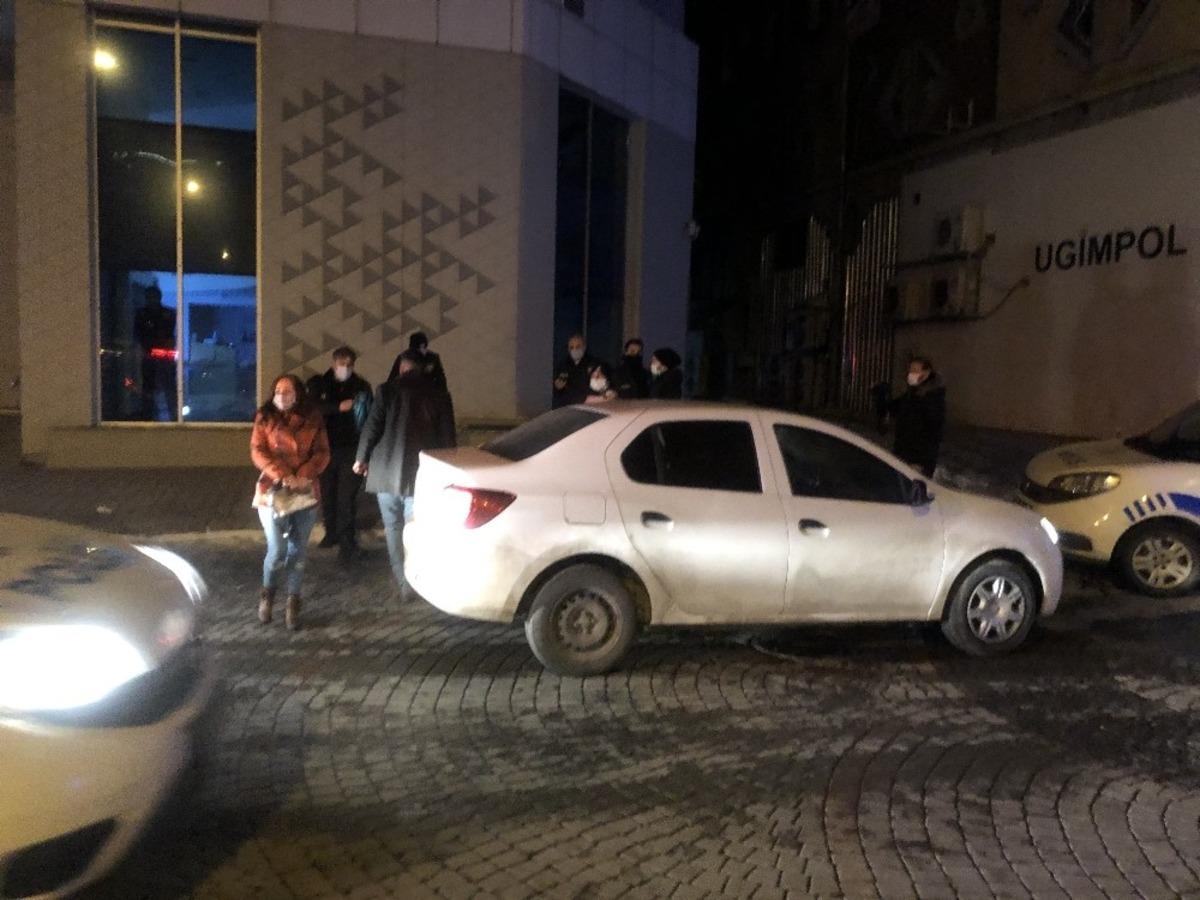 Polisten ka&ccedil;an ehliyetsiz s&uuml;r&uuml;c&uuml; ve 3 arkadaşı kovalamaca sonucu yakalandı
