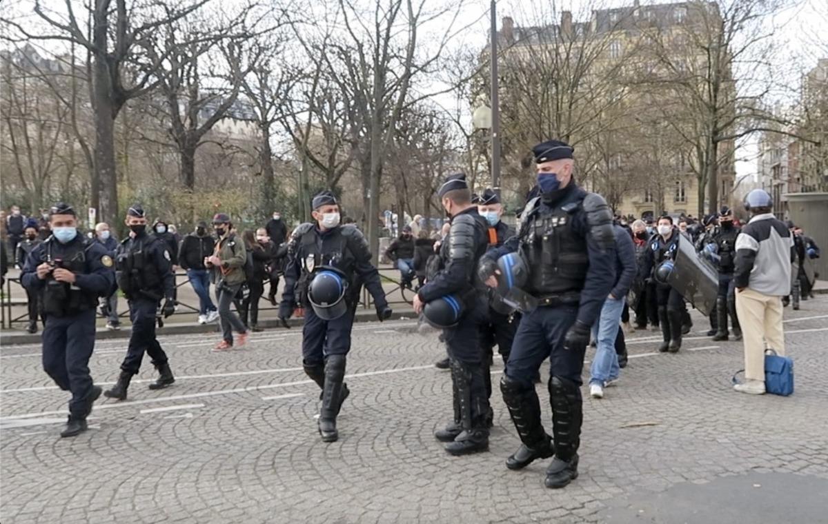 Fransa&rsquo;da g&ouml;&ccedil;men karşıtı grup Kimlik&ccedil;i Nesil&rsquo;in feshedilmesi protesto edildi