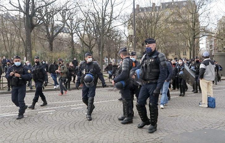 Fransa’da göçmen karşıtı grup Kimlikçi Nesil’in feshedilmesi protesto edildi G1