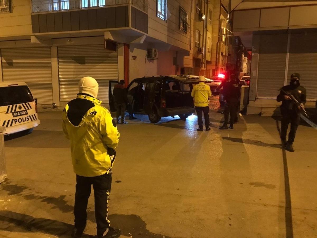 Ş&uuml;pheli ara&ccedil;tan silah ve uyuşturucu &ccedil;ıktı