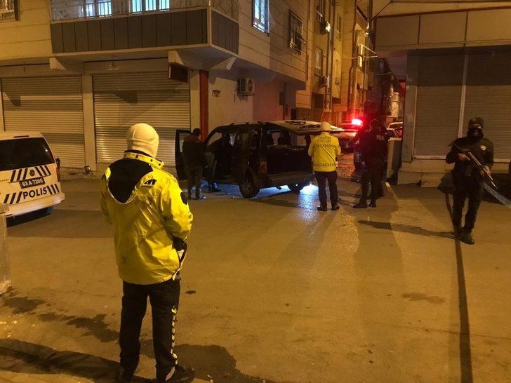 Şüpheli araçtan silah ve uyuşturucu çıktı G1