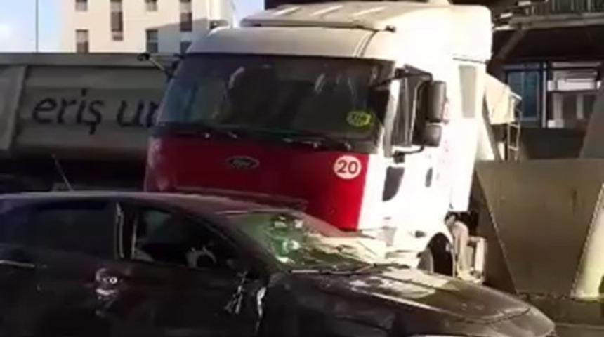 Beylikd&uuml;z&uuml; Avcılar istikameti E-5 karayolunda s&uuml;r&uuml;c&uuml;s&uuml;n&uuml;n direksiyon hakimiyetini kaybettiği hafriyat kamyonu, seyir halinde olan 2 araca &ccedil;arptı. Hafriyat kamyonu daha sonra metrob&uuml;s k&ouml;pr&uuml;s&uuml;n&uuml;n ayağına &ccedil;arparak durabilirken, olay yerine &ccedil;ok sayıda polis v